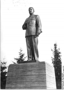 Dopo il cosiddetto crollo del Comunismo, Stalin è stato costretto a fare il mestiere della statua